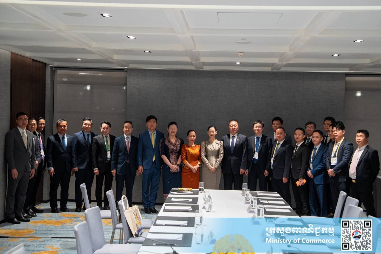 H.E. Cham Nimul, Minister of Commerce, meets with a Chinese Business Delegation Led by H.E. Wang Heming, Secretary-General of the China Foundation for Peace and Development